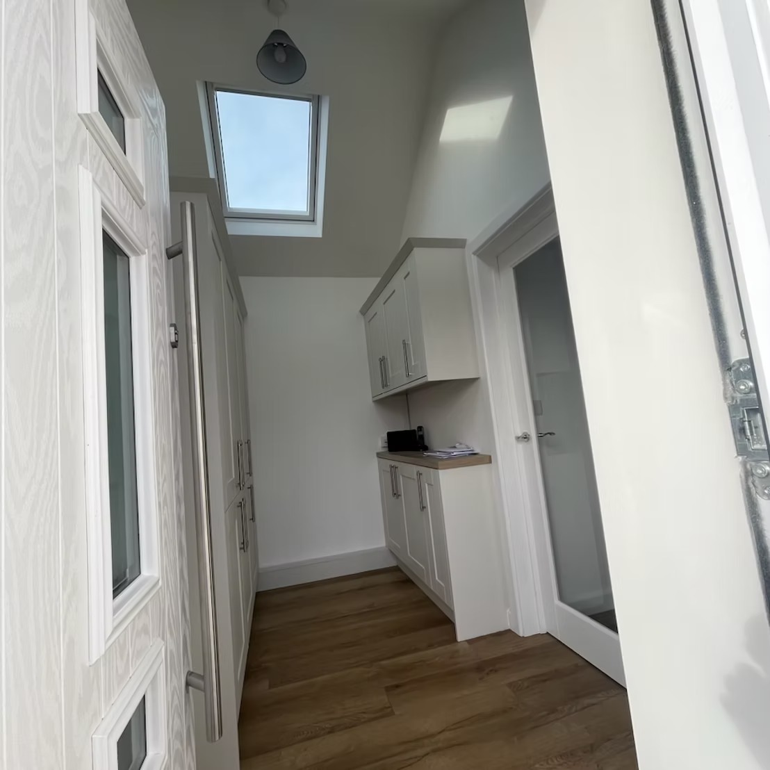 Modern compact kitchen cabinetry and carpentry by carpenter Fordingbridge.